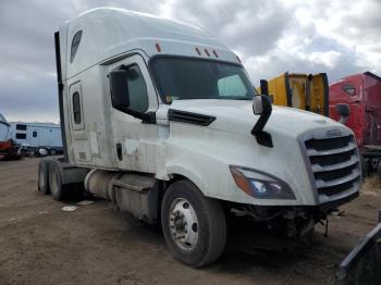  Salvage Freightliner Cascadia 1