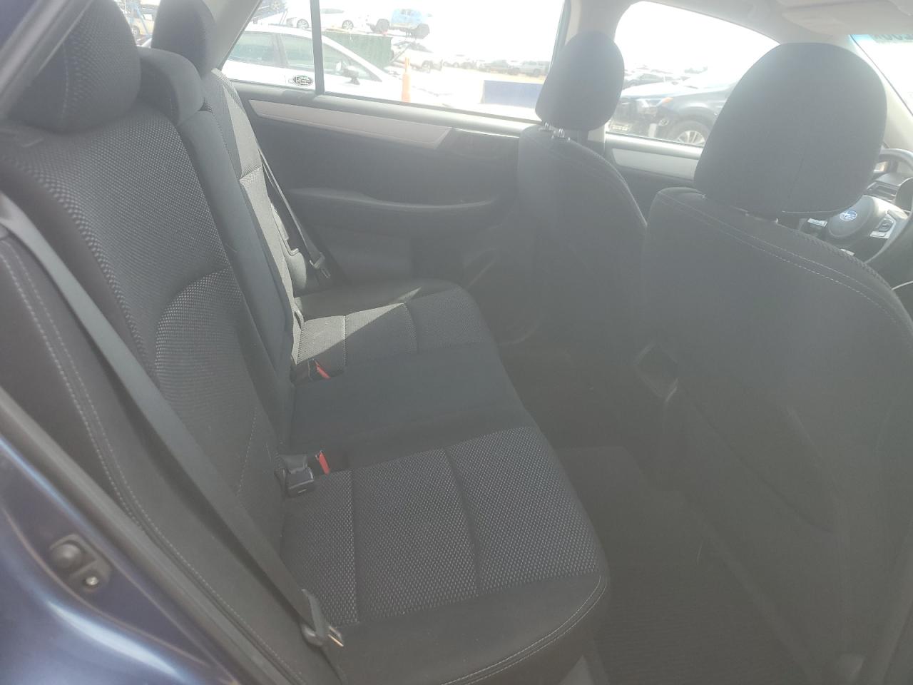 Subaru Outback 2.5i Image 9