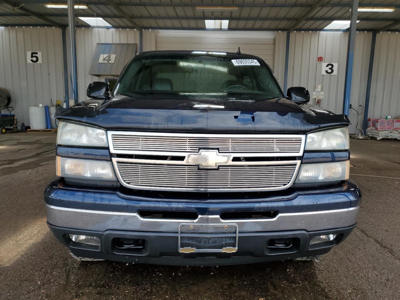 Chevrolet Silverado K1500 Classic Crew Cab Image 2