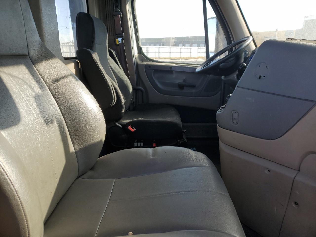 Freightliner Cascadia 1 Image 2