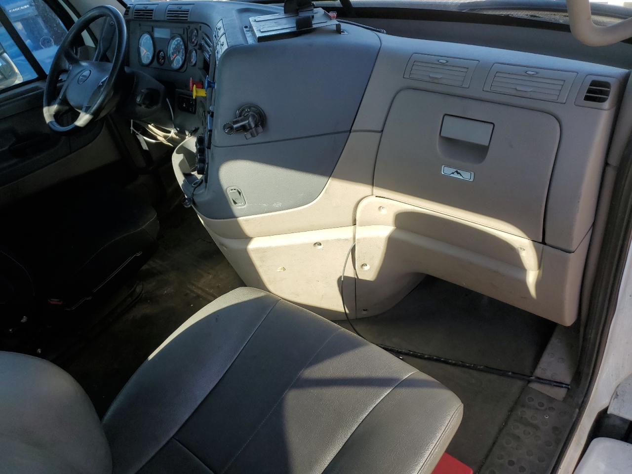 Freightliner Cascadia 1 Image 6