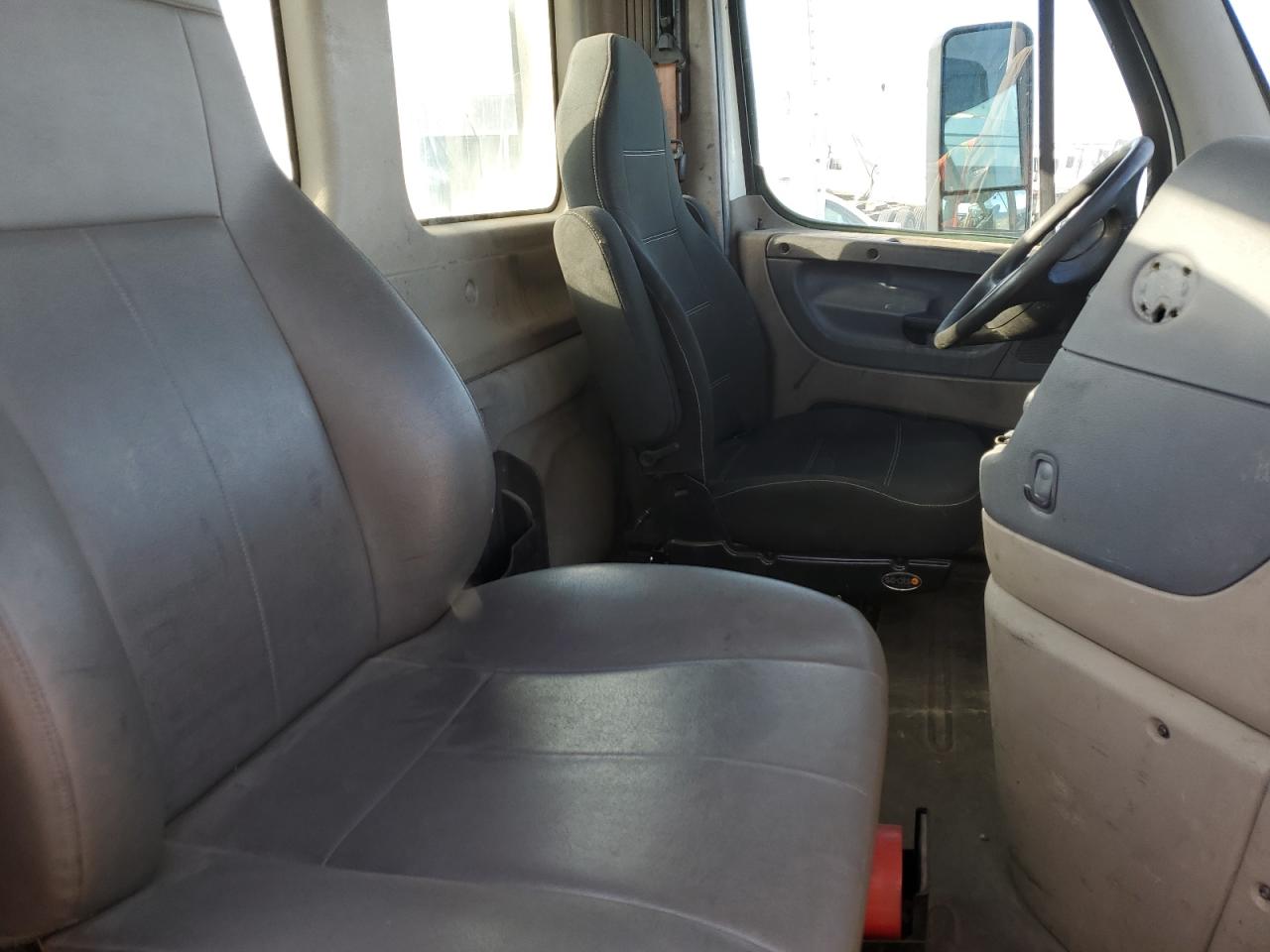 Freightliner Cascadia 1 Image 3