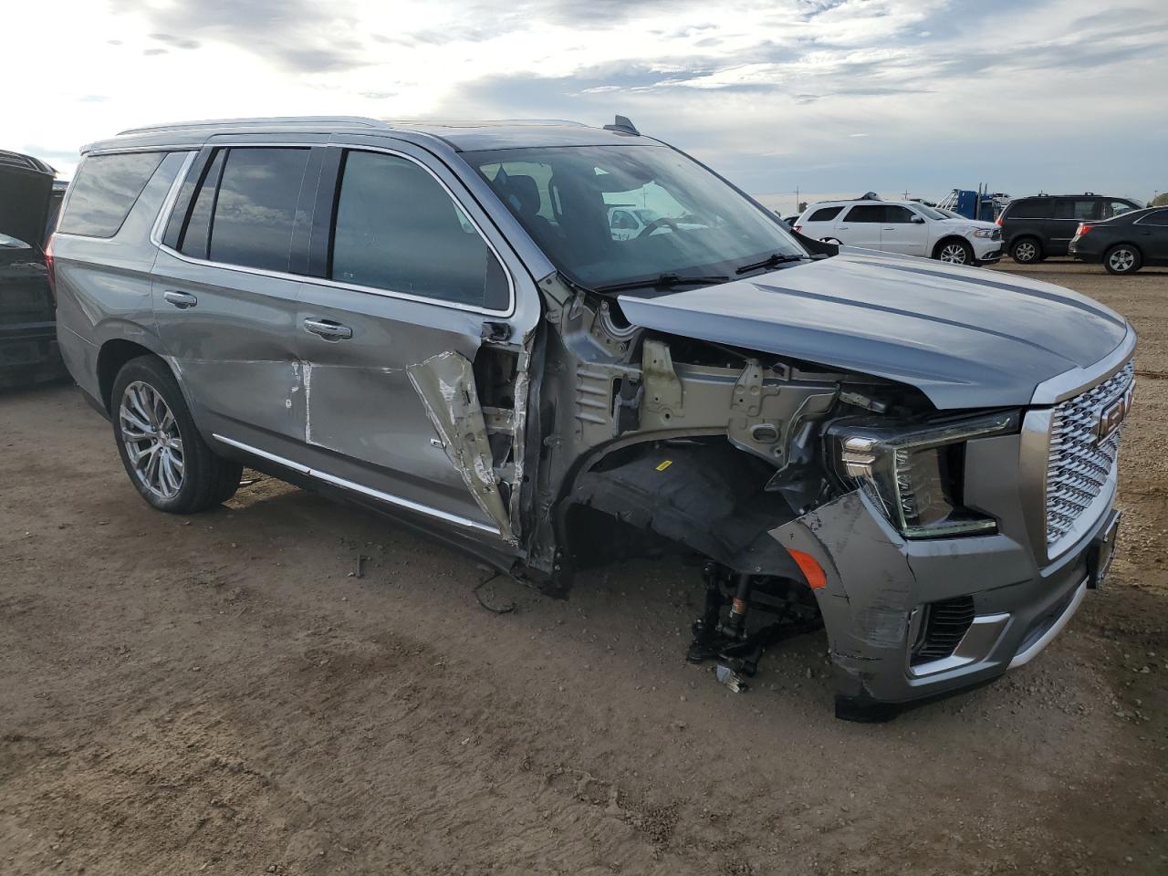GMC Yukon Denali Image 5