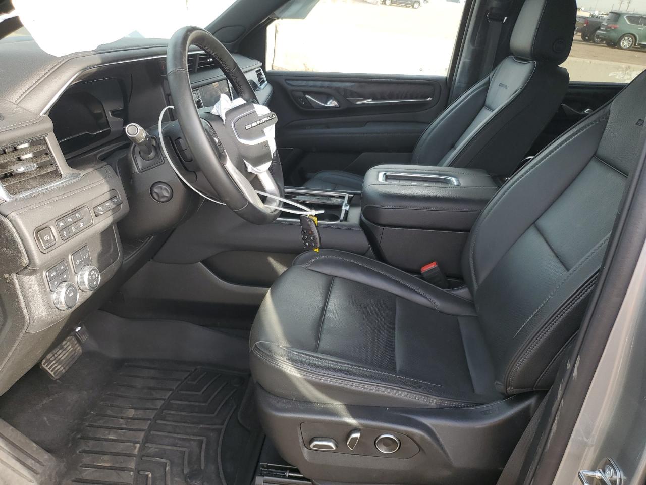 GMC Yukon Denali Image 4