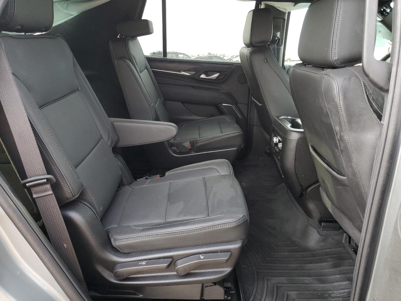 GMC Yukon Denali Image 12