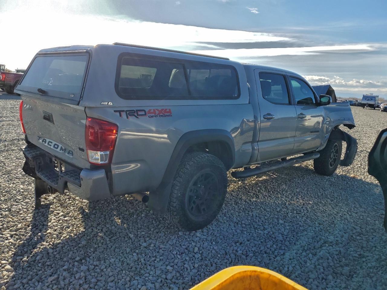 Toyota Tacoma Double Cab Image 3