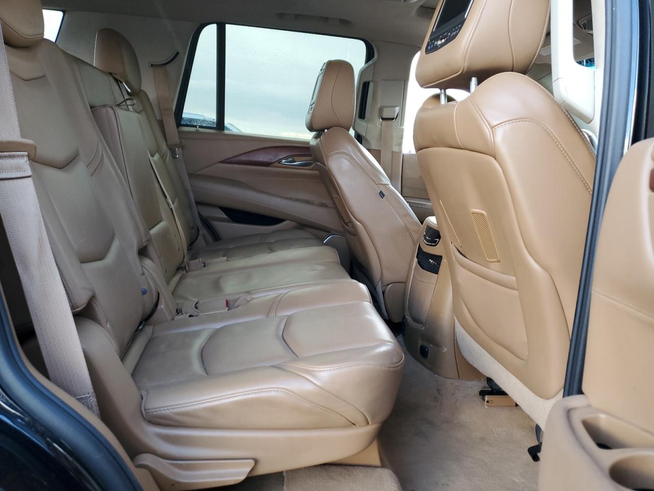 Cadillac Escalade Platinum Image 3