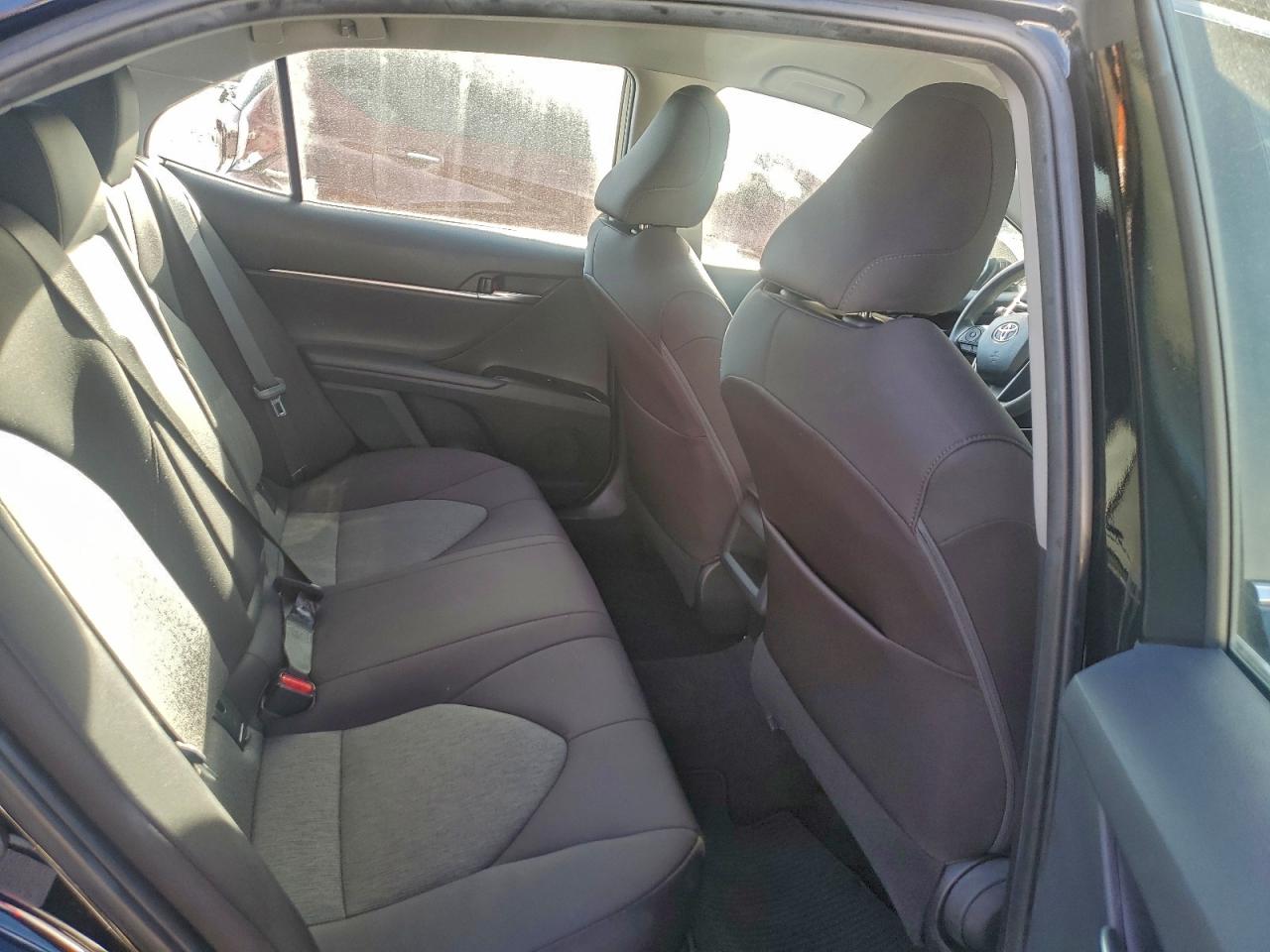 Toyota Camry L Image 7