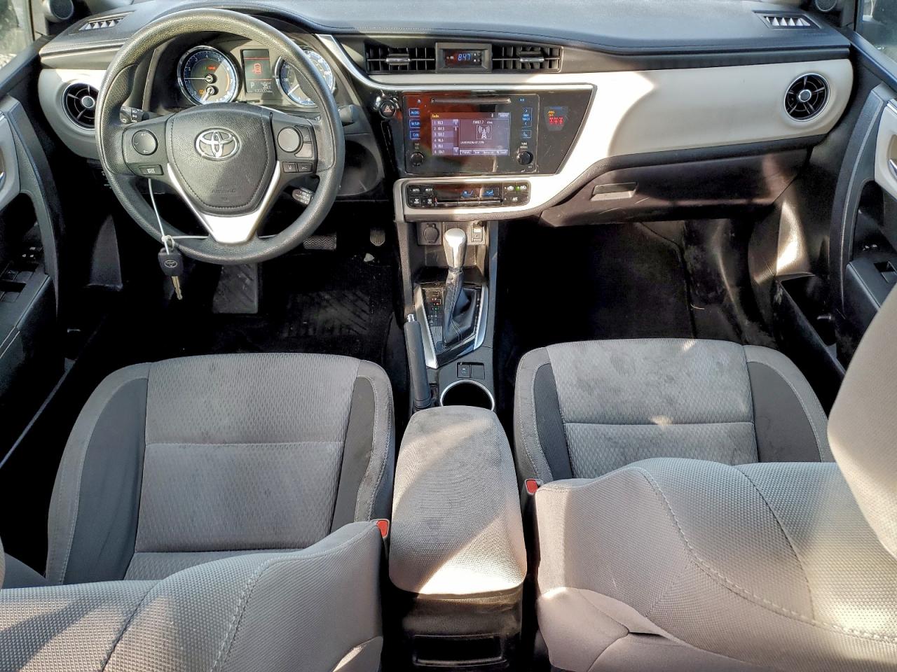 Toyota Corolla L Image 10