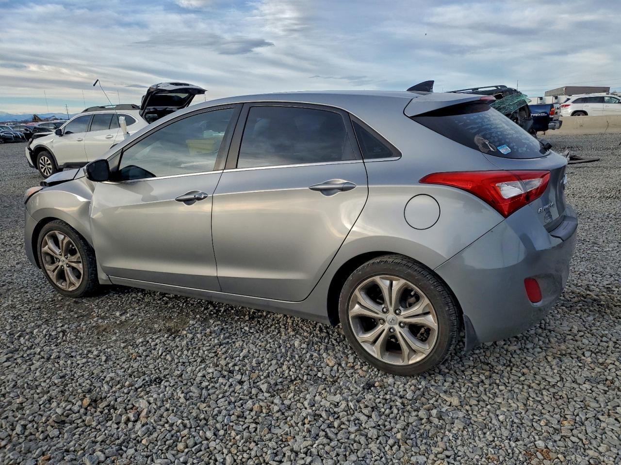 Hyundai ELANTRA Image 3