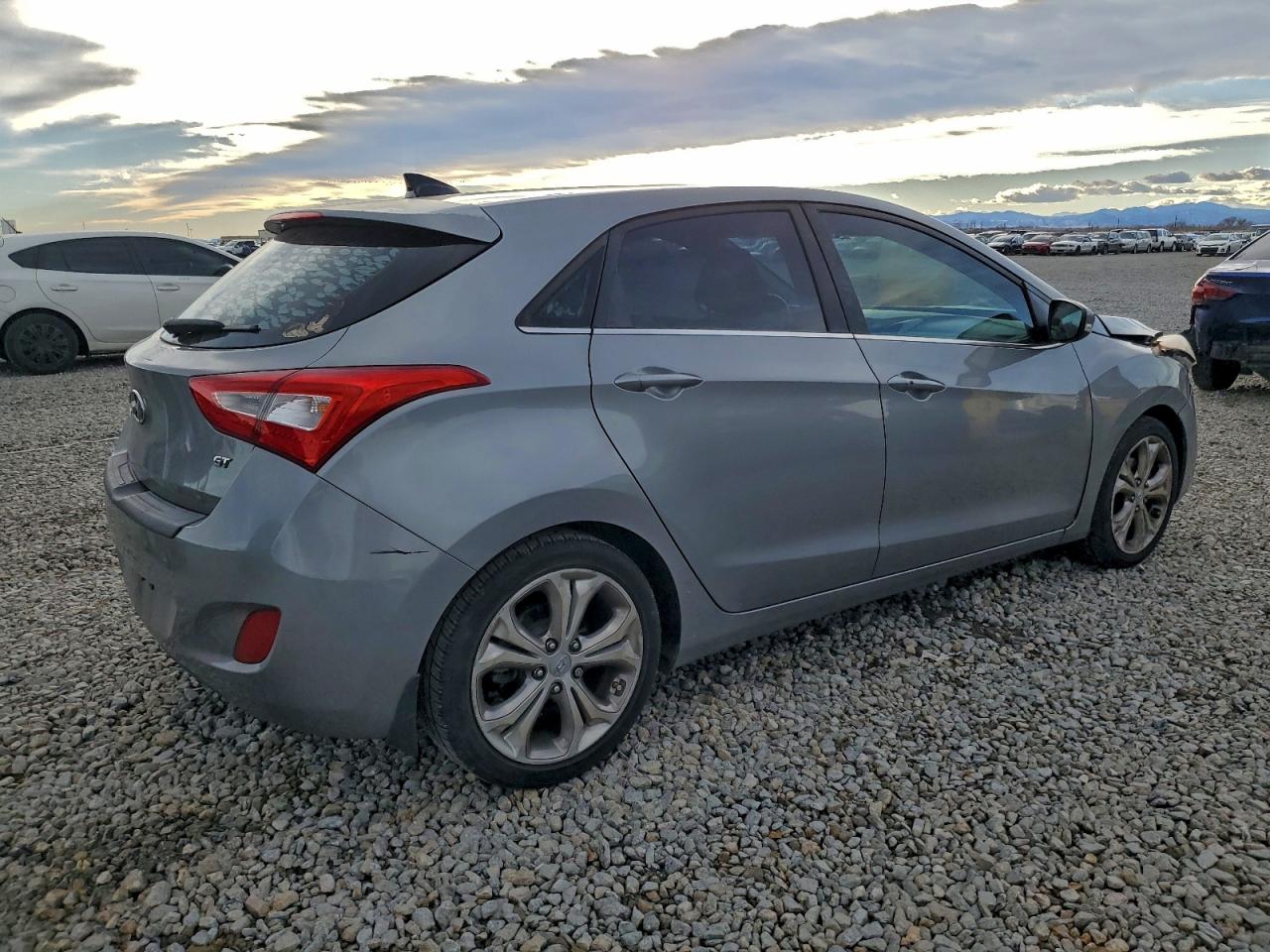 Hyundai ELANTRA Image 2