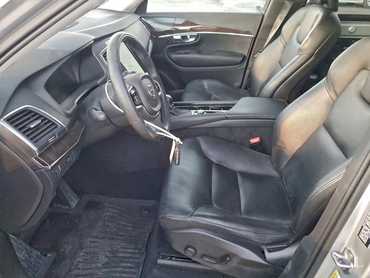 Volvo XC90 T6 Momentum Image 2