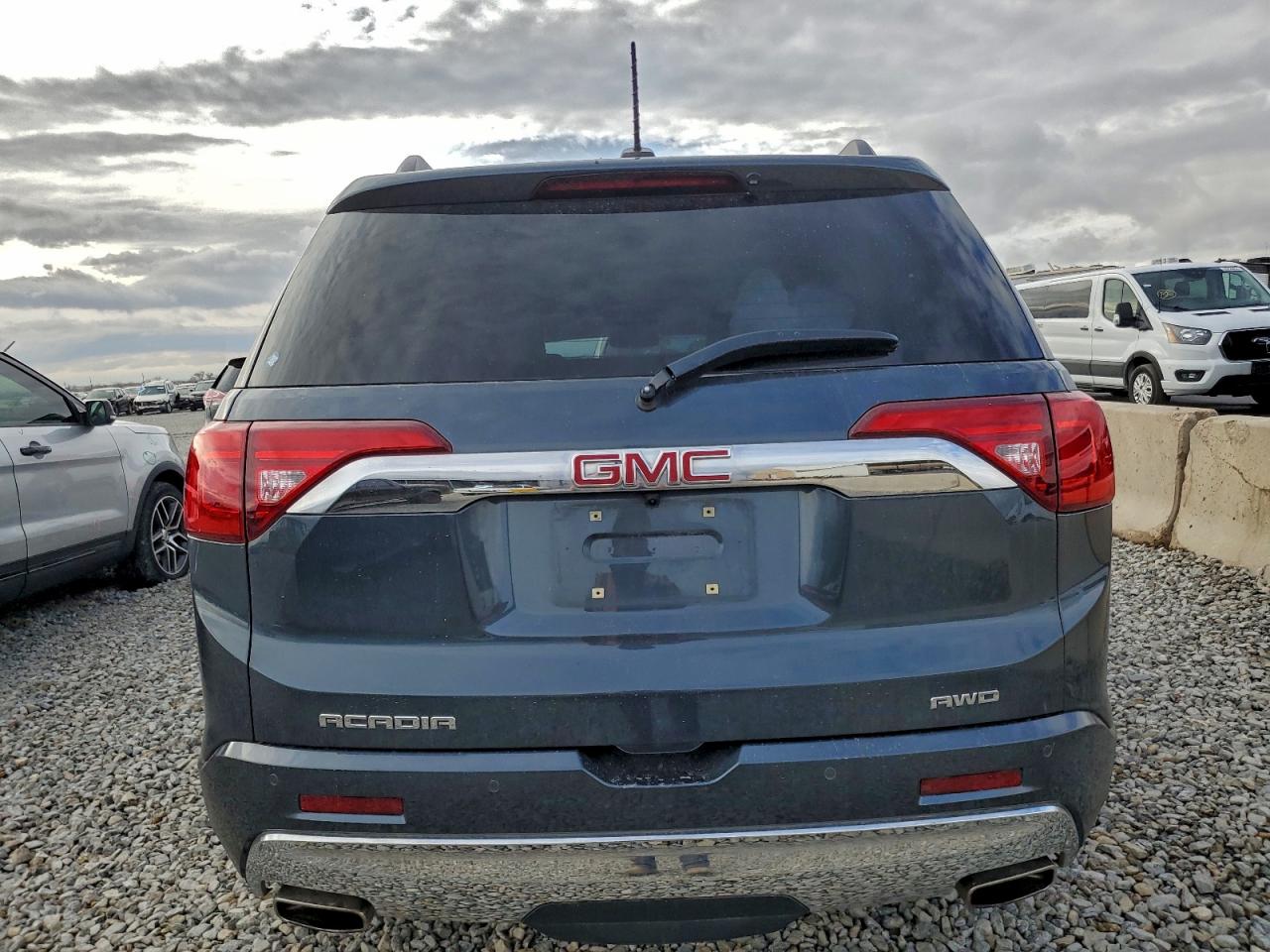 GMC Acadia Denali Image 12