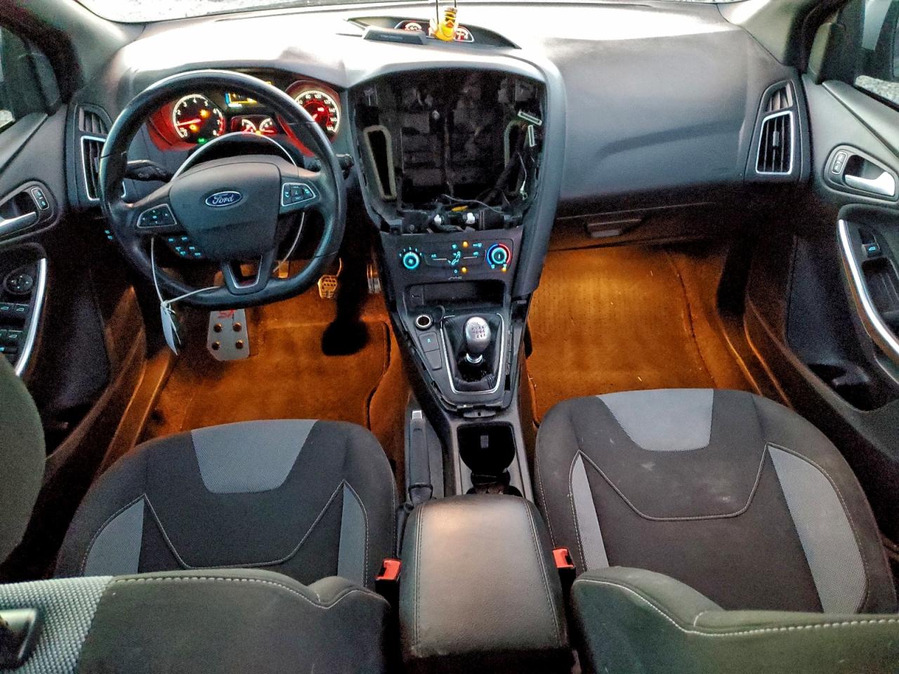 Ford Focus St Image 12