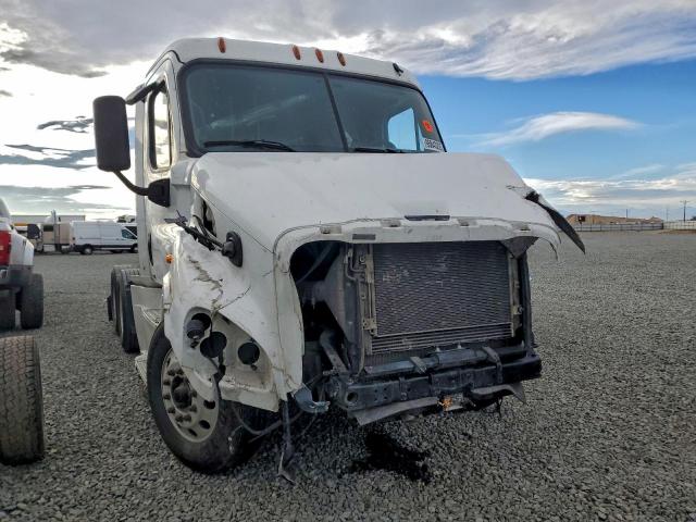  Salvage Freightliner Cascadia 1
