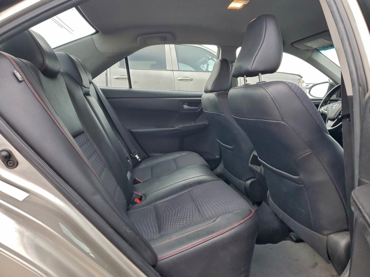 Toyota Camry Le Image 10