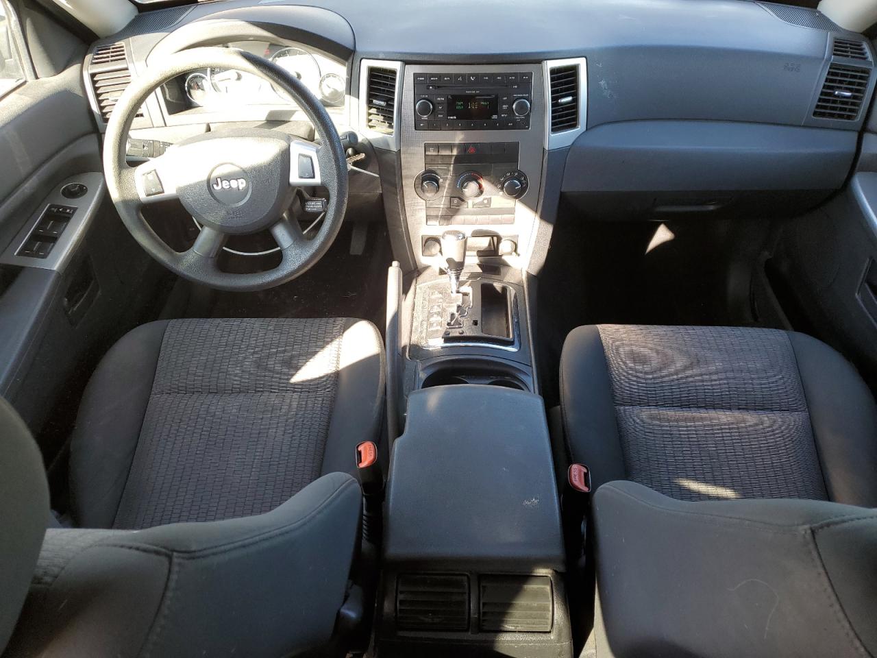 Jeep Grand Cherokee Laredo Image 3