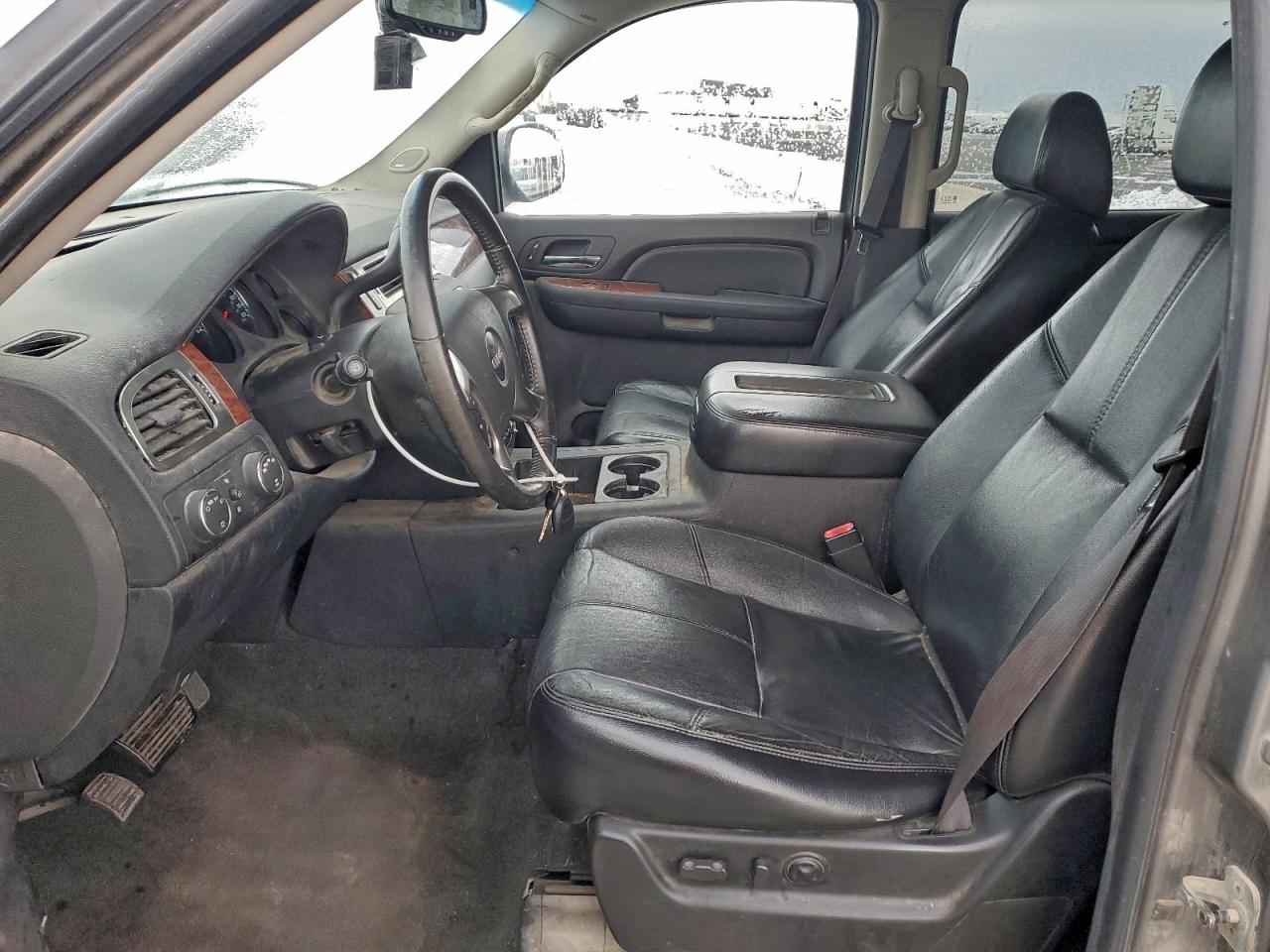 GMC Yukon K1500 Image 13