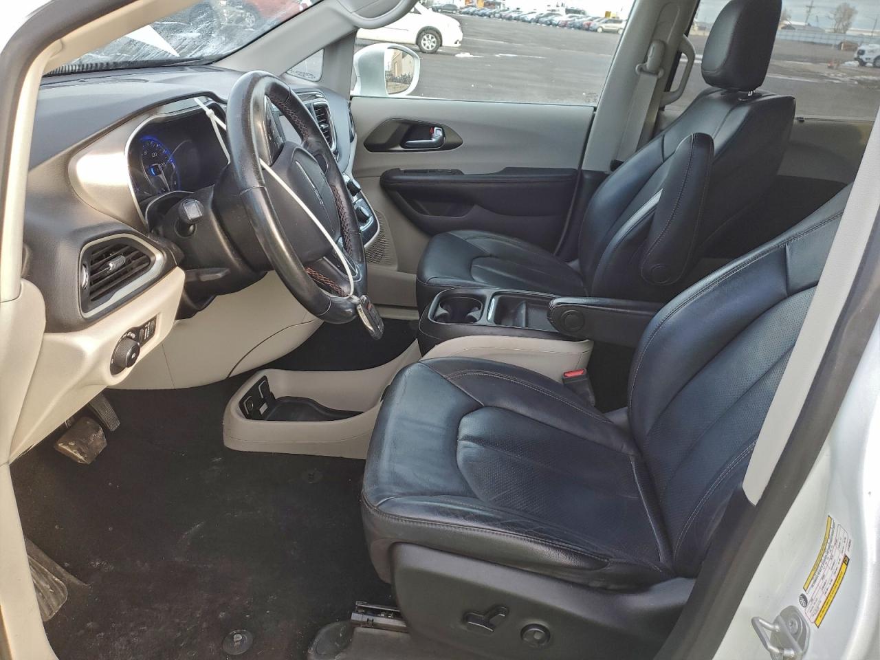 Chrysler Pacifica Touring L Image 5