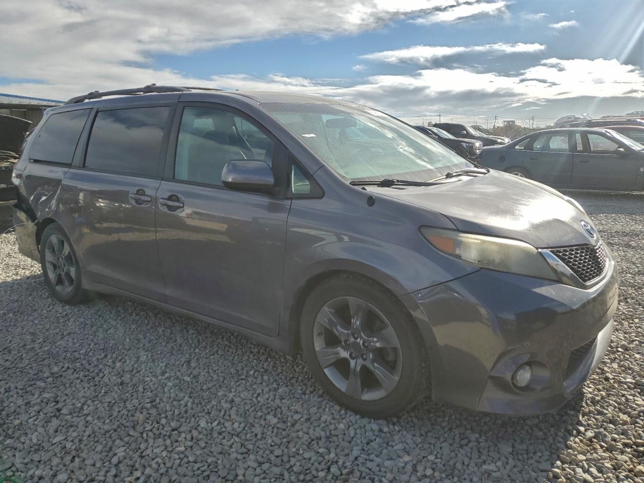 Toyota Sienna Sport Image 3