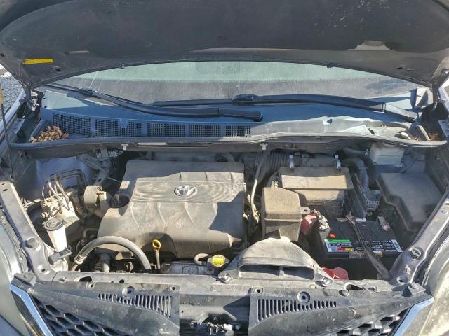 Toyota Sienna Sport Image 9