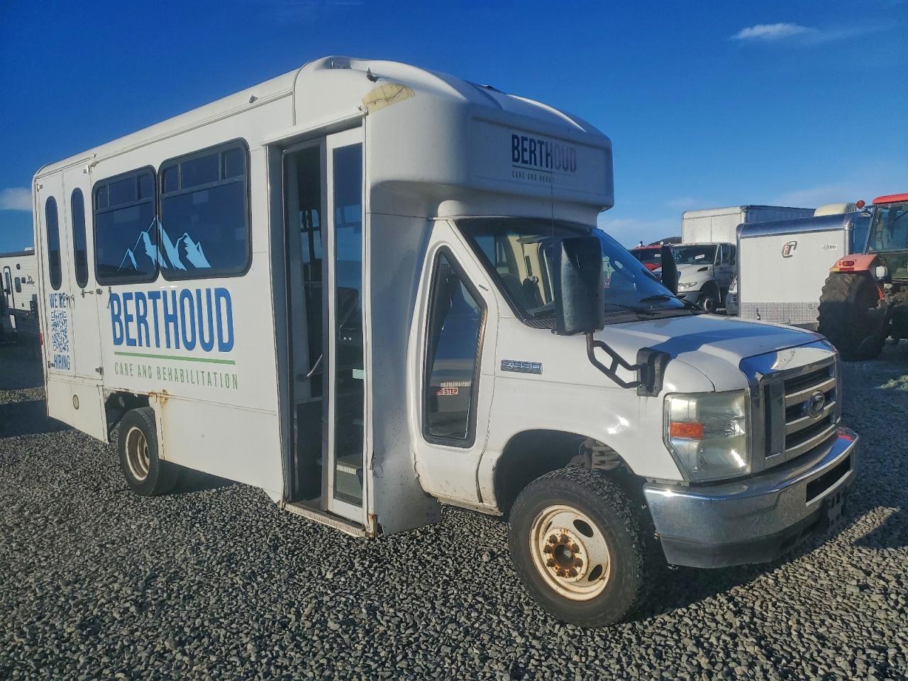 Ford Econoline E350 Super Duty Cutaway Van Image 1