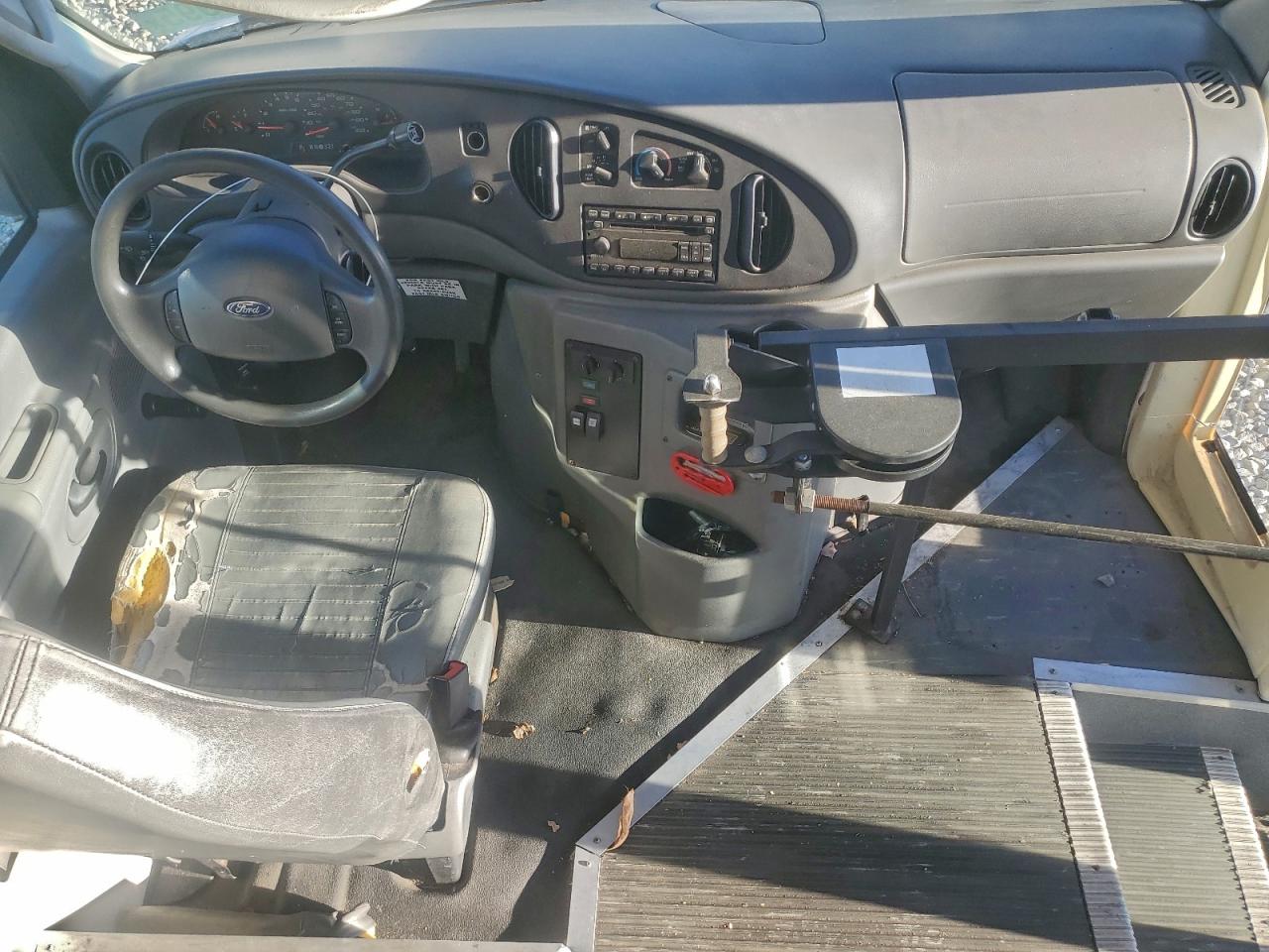 Ford Econoline E350 Super Duty Cutaway Van Image 2