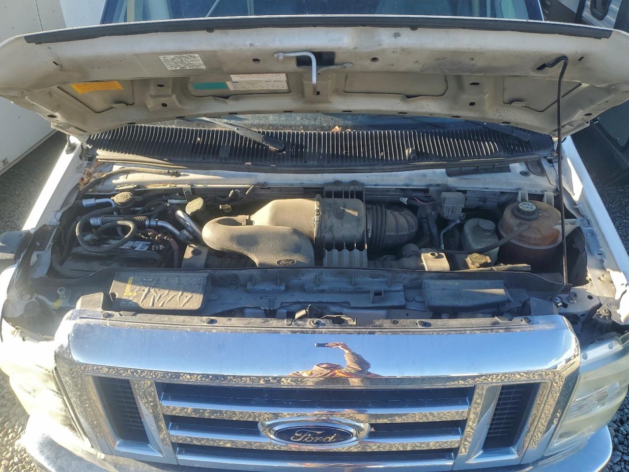 Ford Econoline E350 Super Duty Cutaway Van Image 4