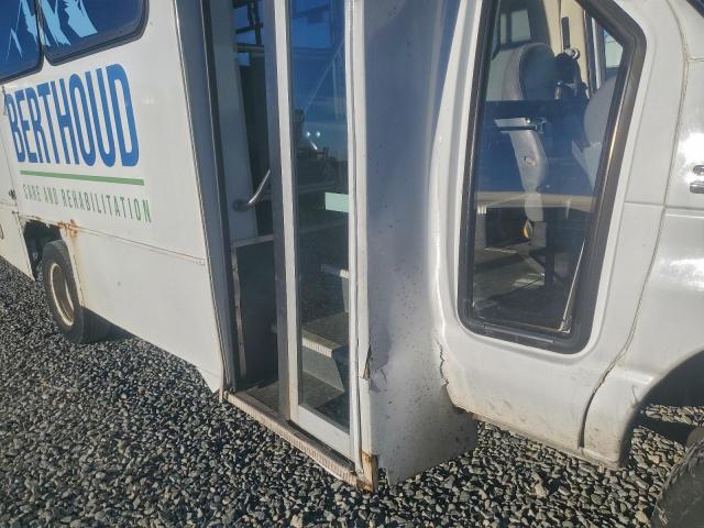 Ford Econoline E350 Super Duty Cutaway Van Image 7