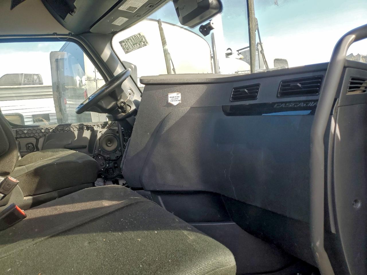 Freightliner Cascadia 1 Image 4