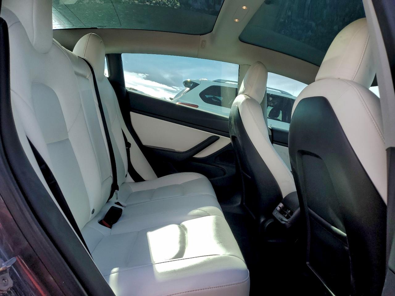 Tesla Model 3 Image 11