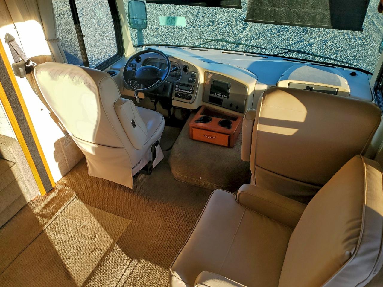 Ford F-550 Super Duty Stripped Chassis Image 7