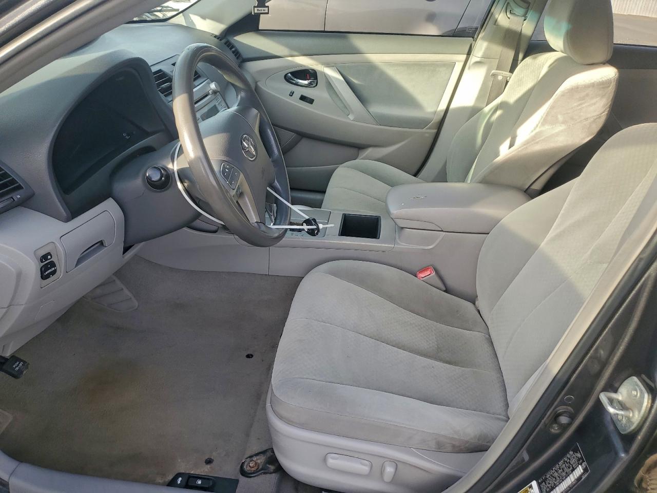 Toyota Camry Base Image 9