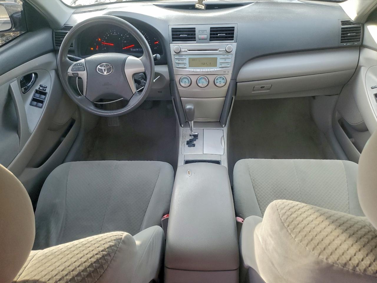 Toyota Camry Base Image 8