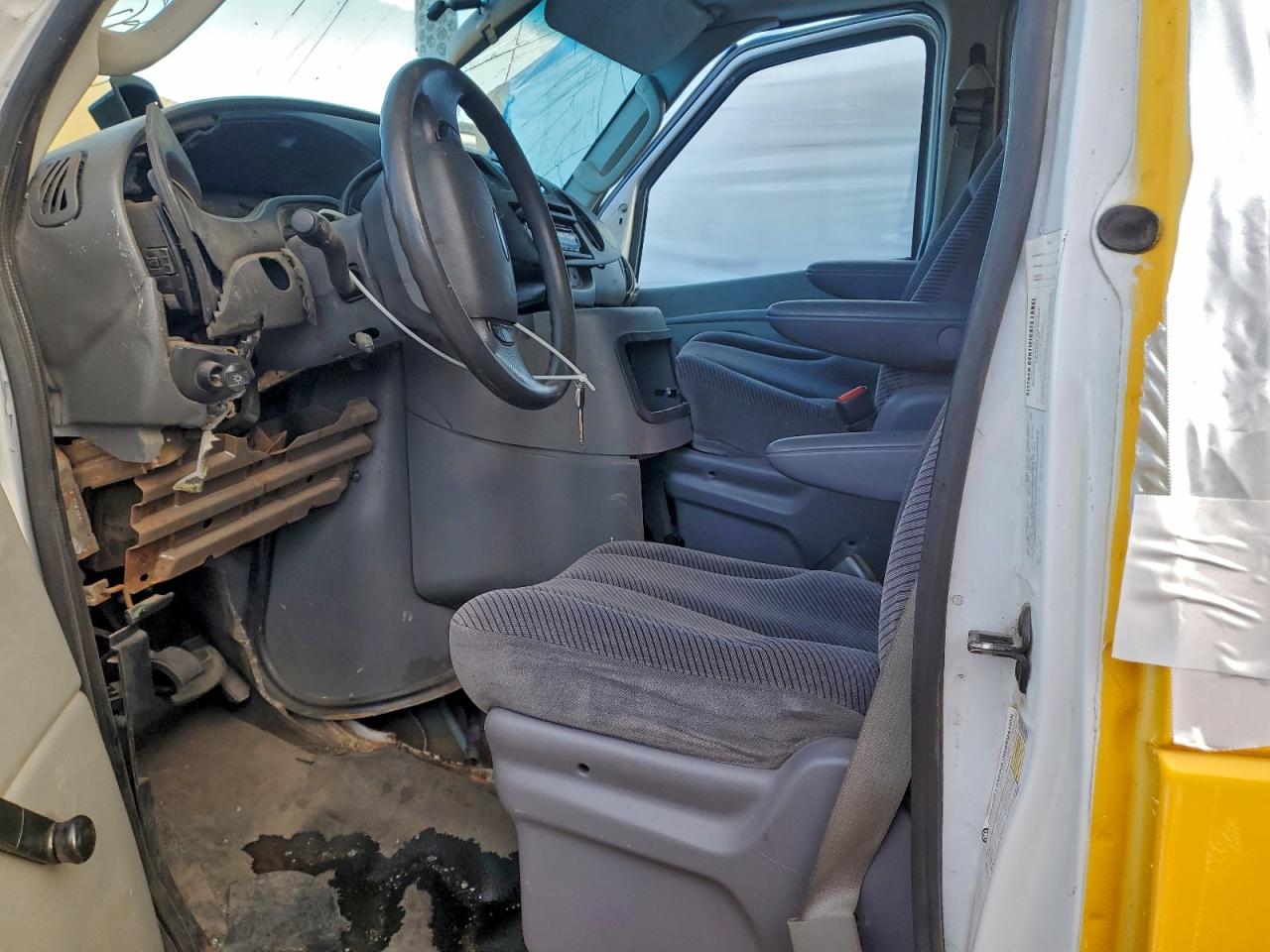 Ford Econoline E250 Van Image 9