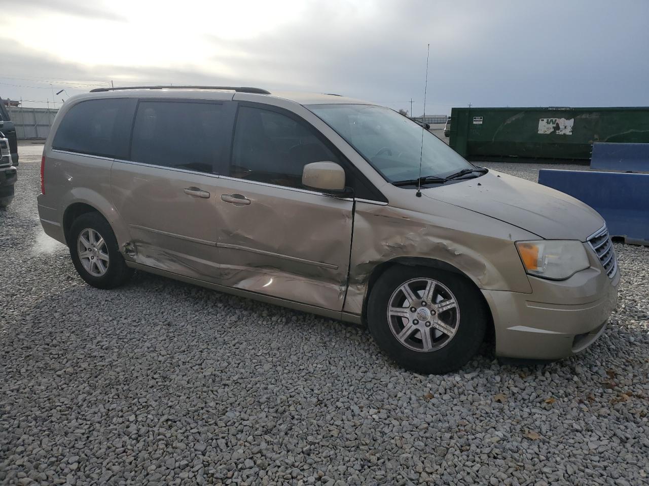 Chrysler Minivan Touring Image 3