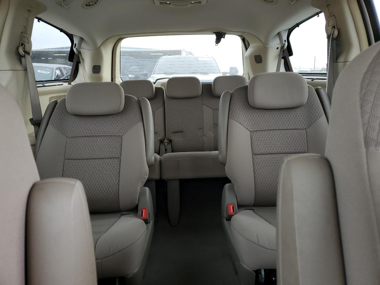 Chrysler Minivan Touring Image 9