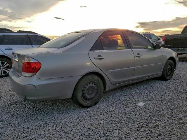 Toyota Camry Le Image 5