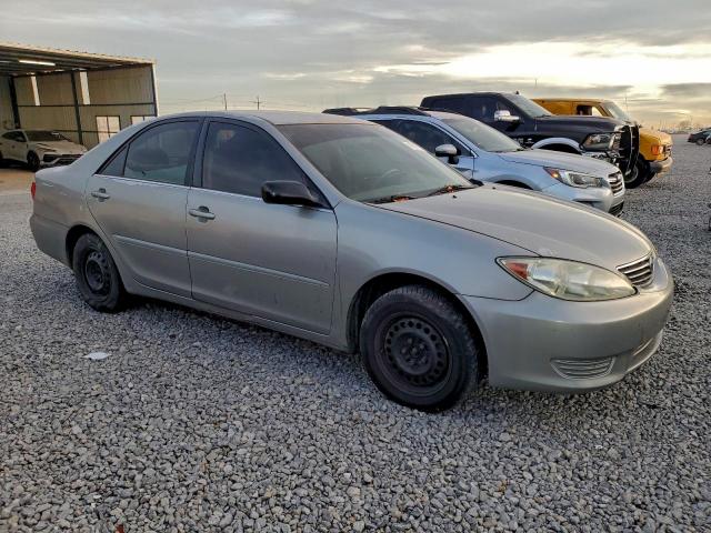 Toyota Camry Le Image 4