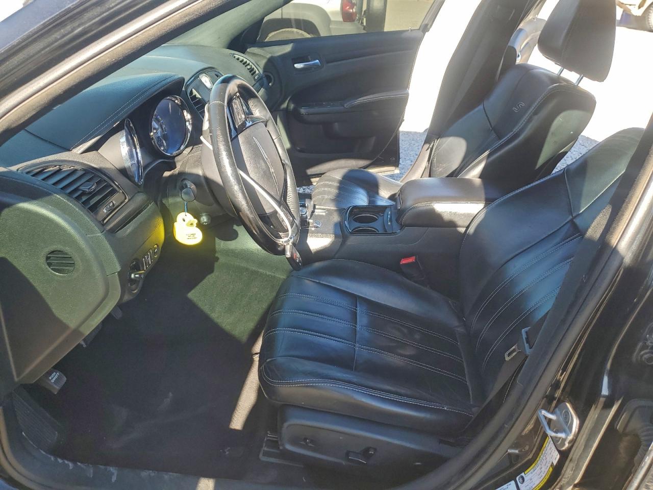 Chrysler 300 S Image 4