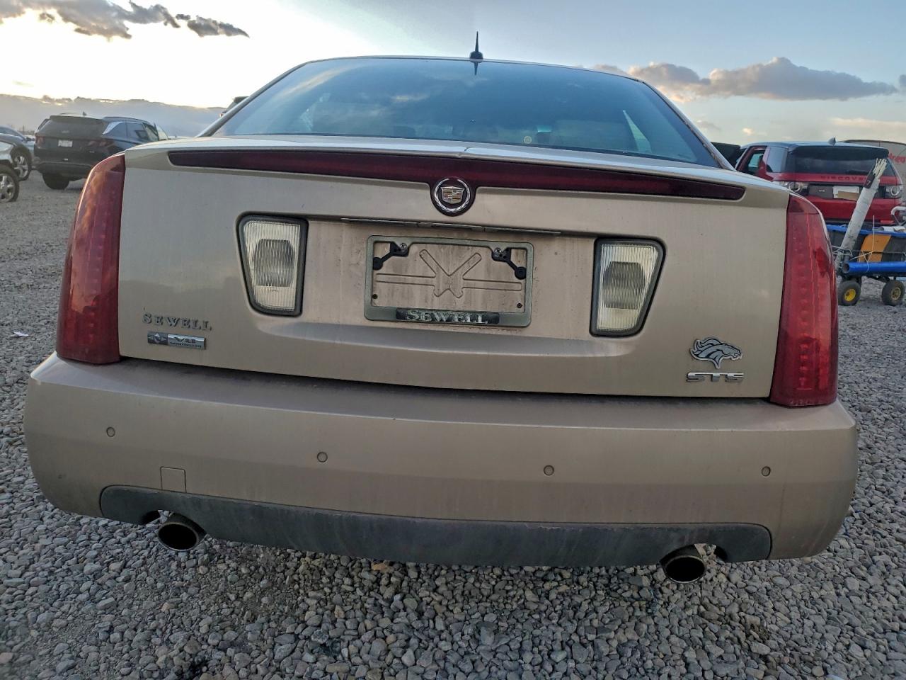 Cadillac STS Image 4