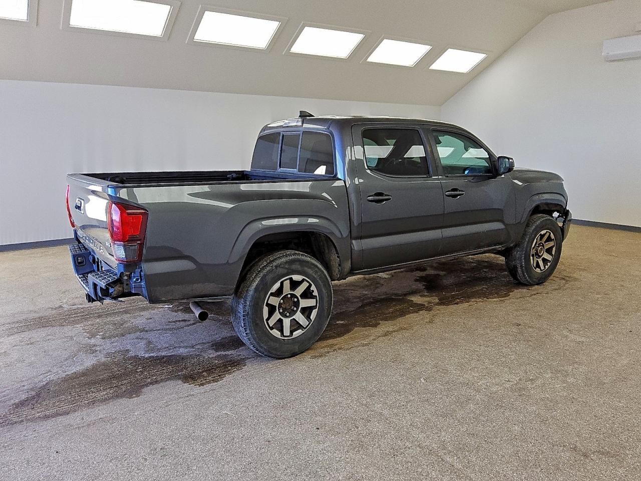 Toyota Tacoma Double Cab Image 3
