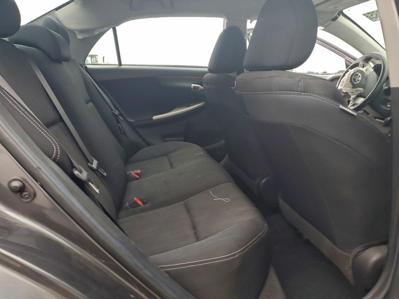 Toyota Corolla Base Image 9