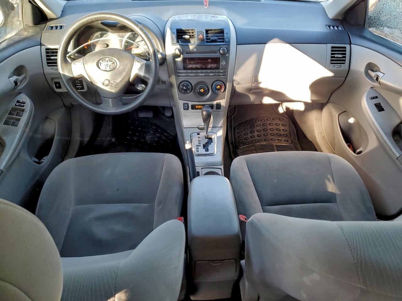 Toyota Corolla Base Image 9