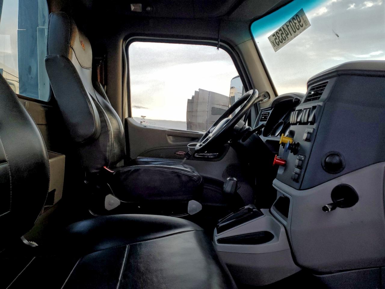 Peterbilt 579 Image 4