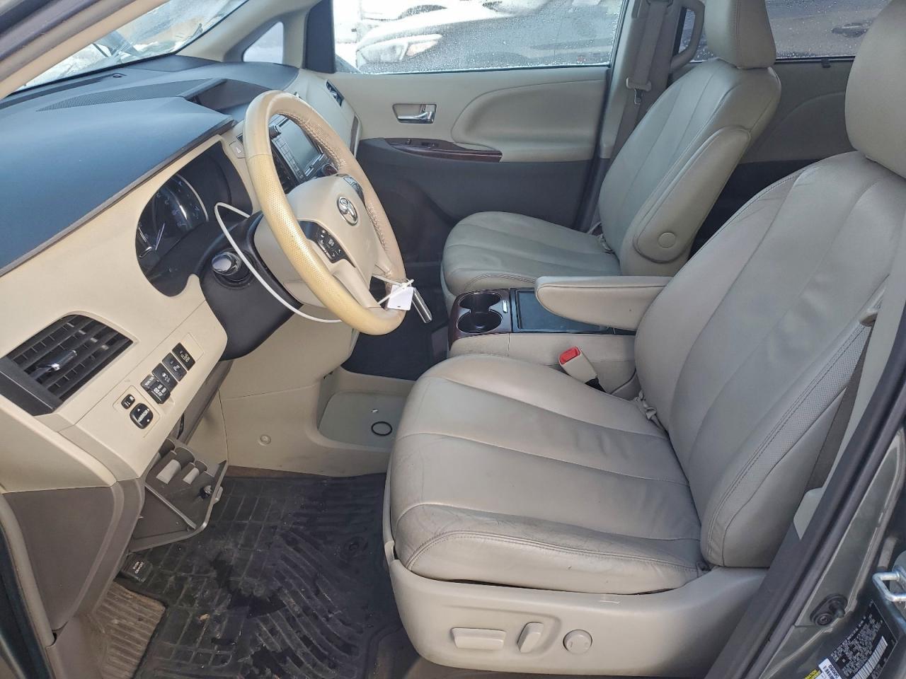 Toyota Sienna Xle Image 3