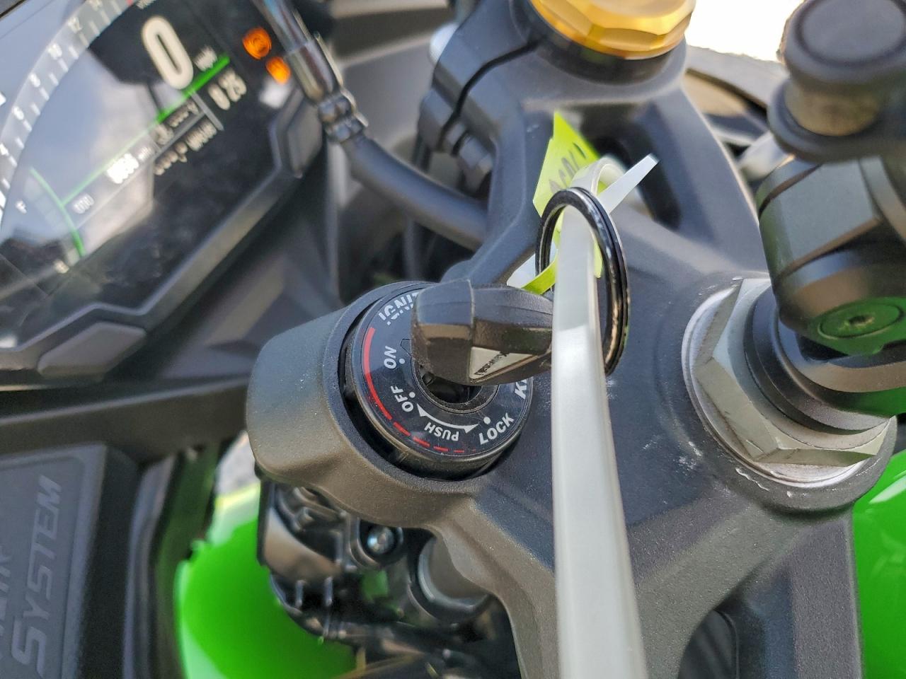 Kawasaki Zx400 S S Image 9