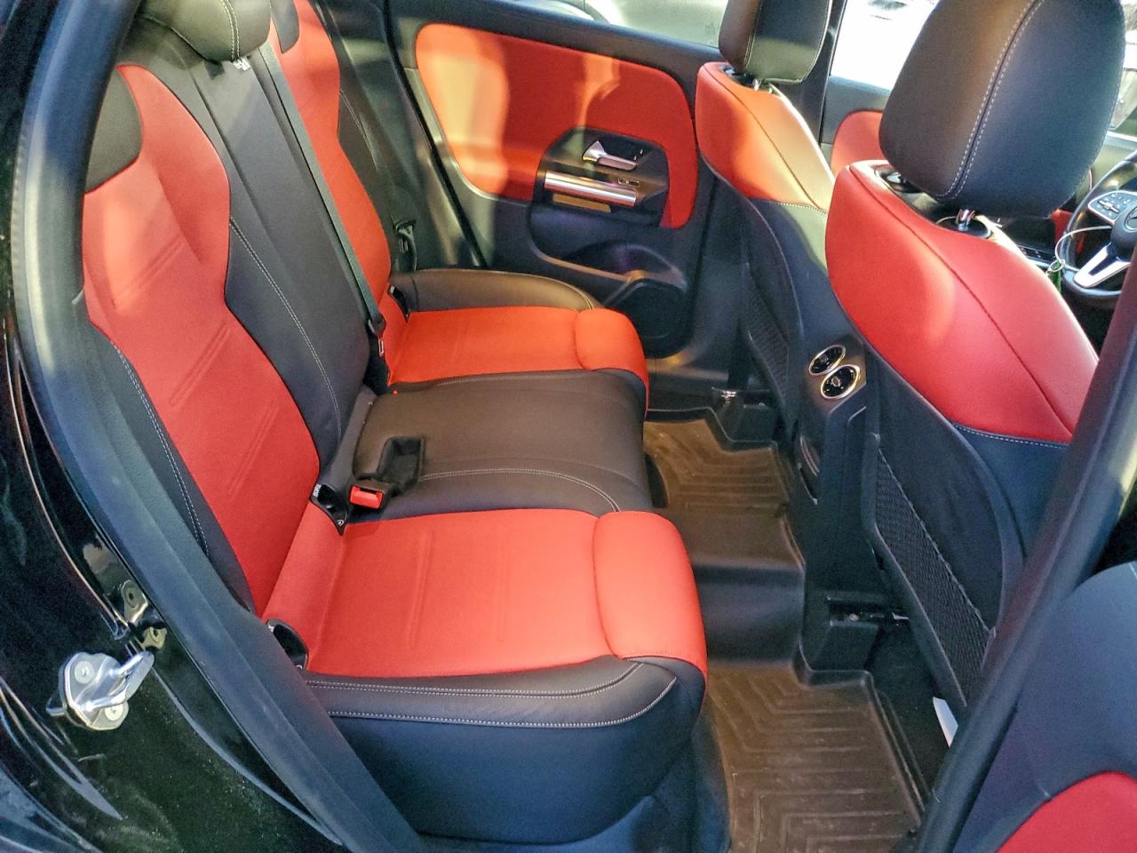 Mercedes-Benz GLA 250 4matic Image 9