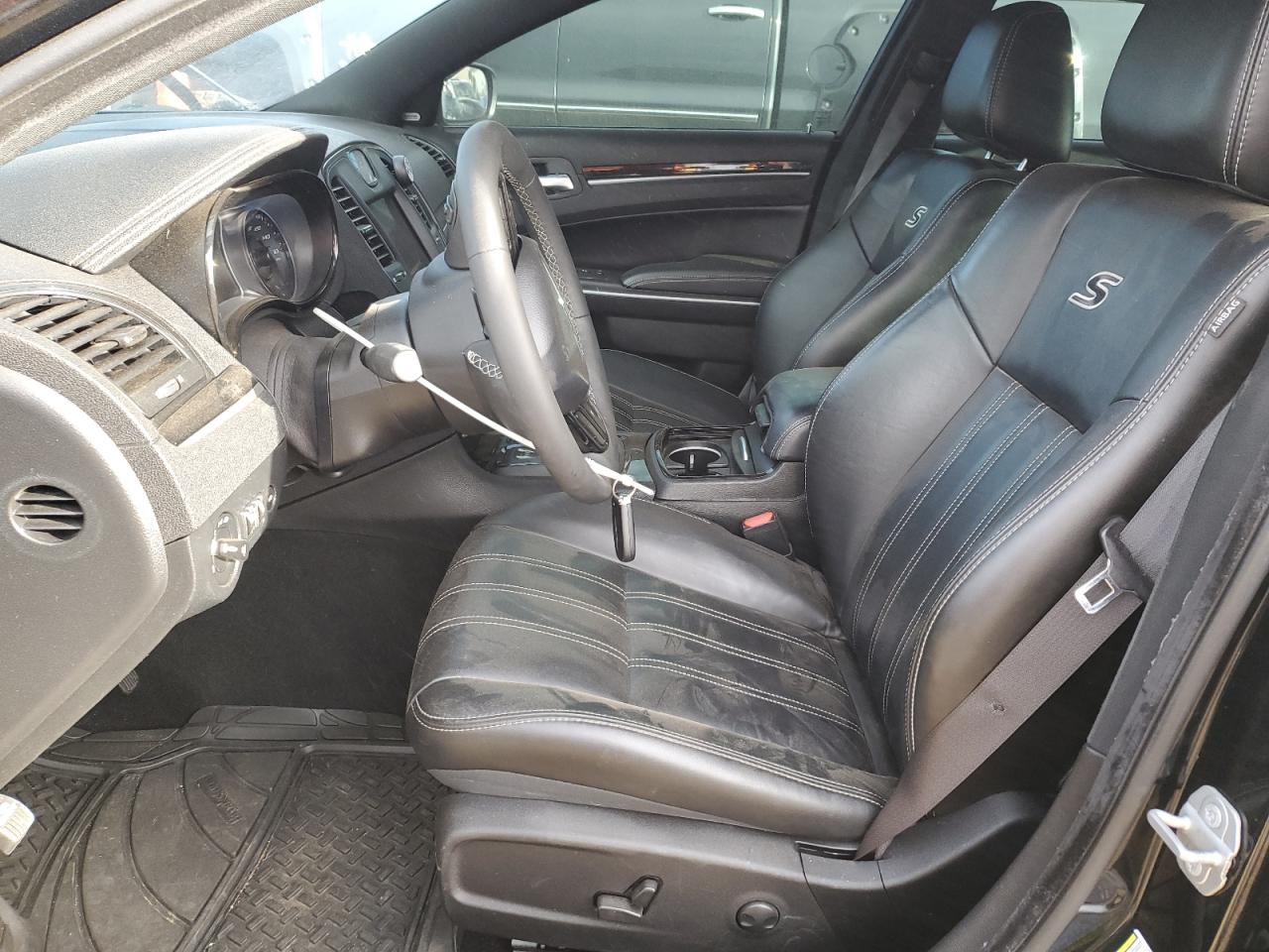 Chrysler 300 S Image 8