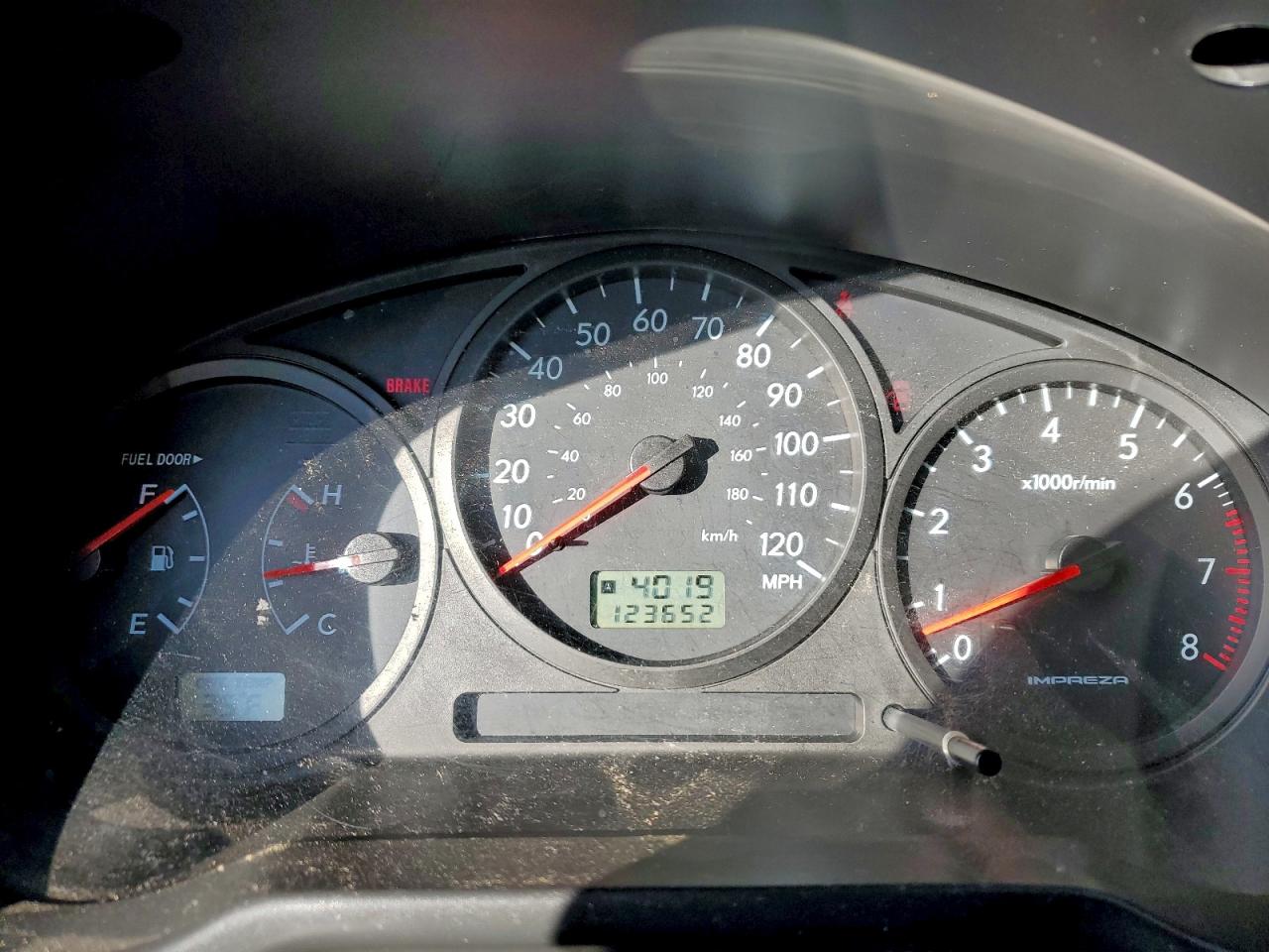 Subaru Impreza 2.5i Image 12